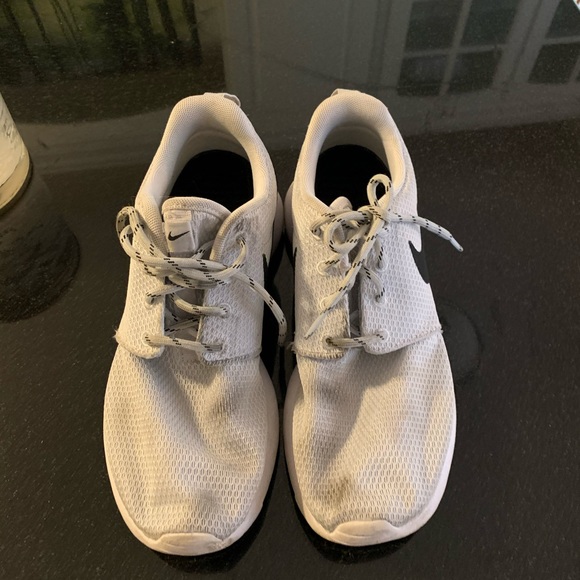 Gym shoes - Picture 2 of 4